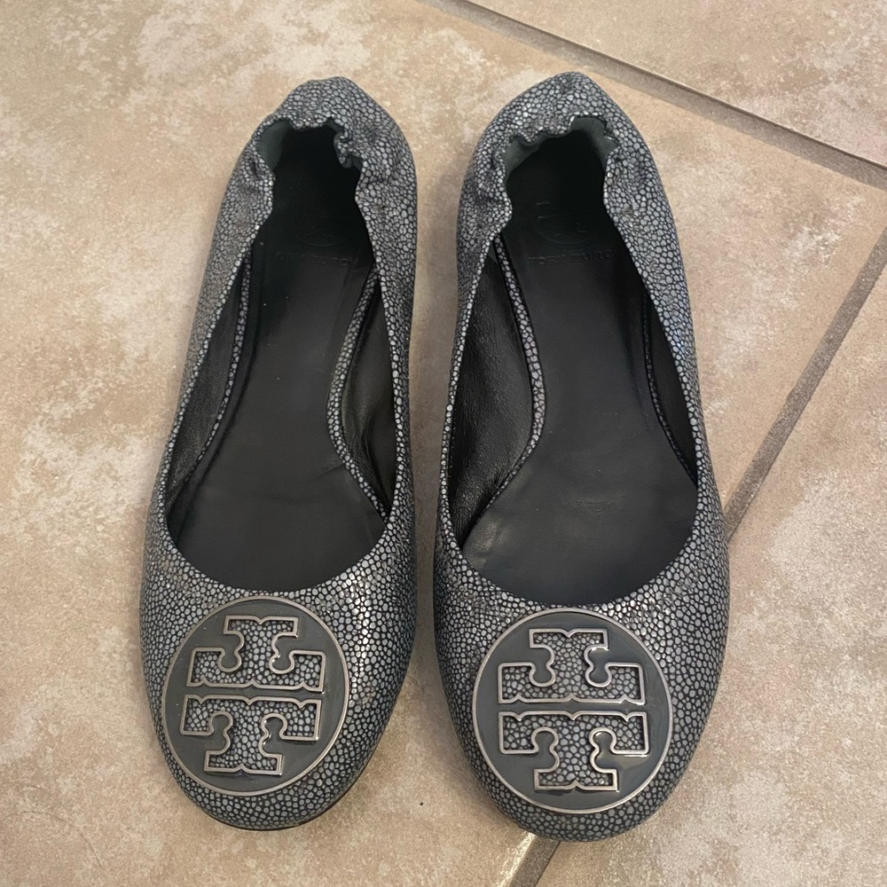 Tory Burch Reva flags in gray stingray leather